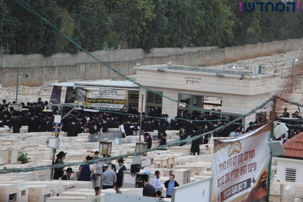 יארצייט בויז'ניץ: הרבי יצא עם החסידים