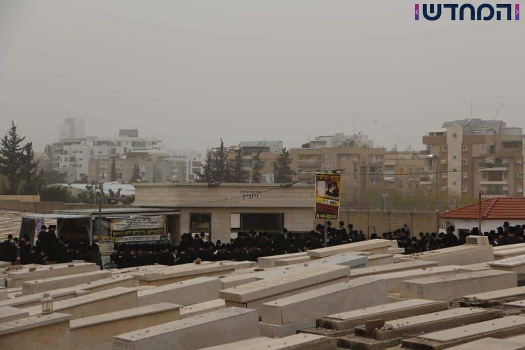 יארצייט בויז'ניץ: הרבי יצא עם החסידים