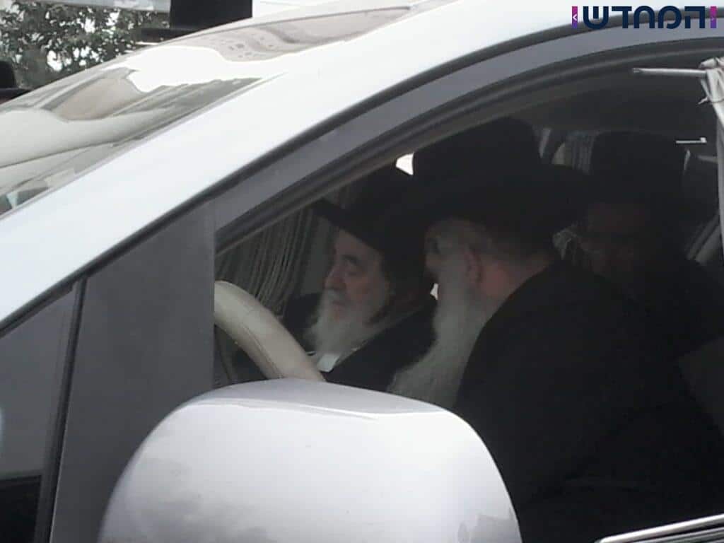 יארצייט בויז'ניץ: הרבי יצא עם החסידים