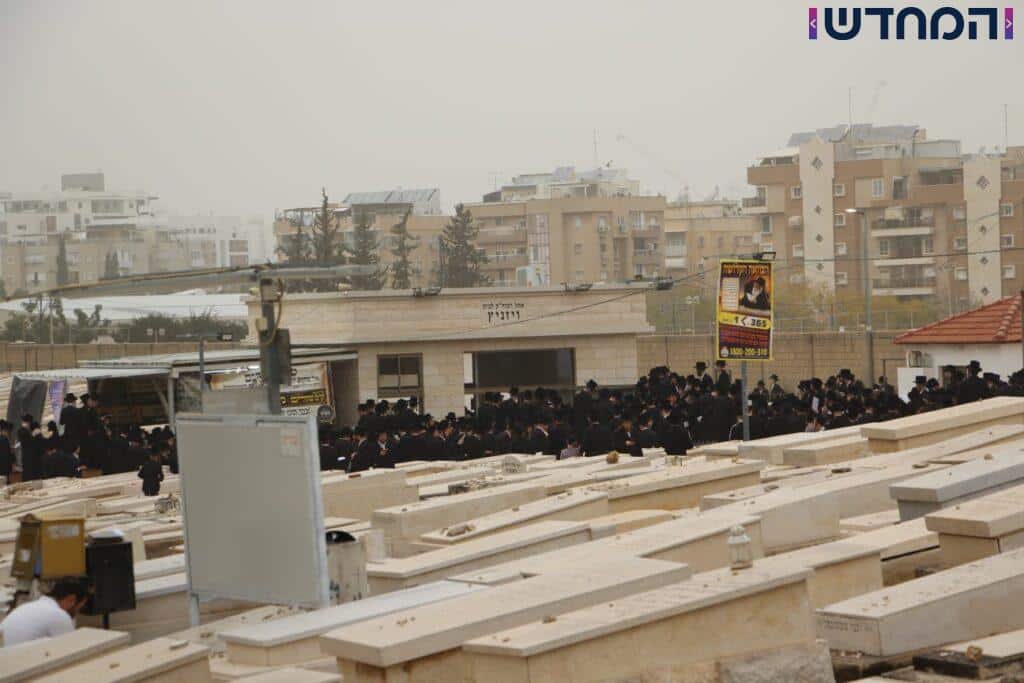 יארצייט בויז'ניץ: הרבי יצא עם החסידים