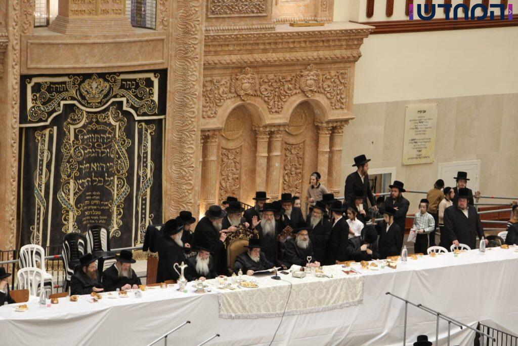 יארצייט בויז'ניץ: הרבי יצא עם החסידים