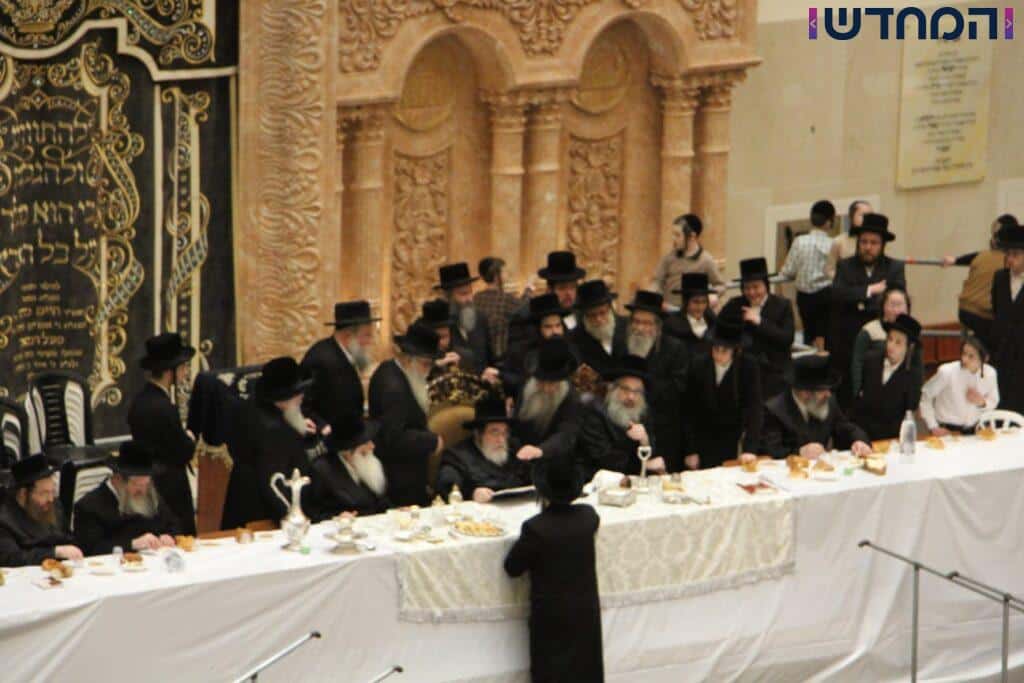 יארצייט בויז'ניץ: הרבי יצא עם החסידים