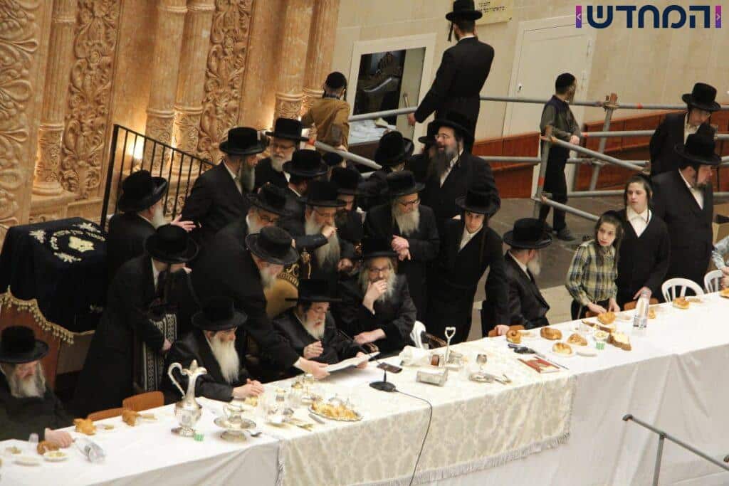 יארצייט בויז'ניץ: הרבי יצא עם החסידים