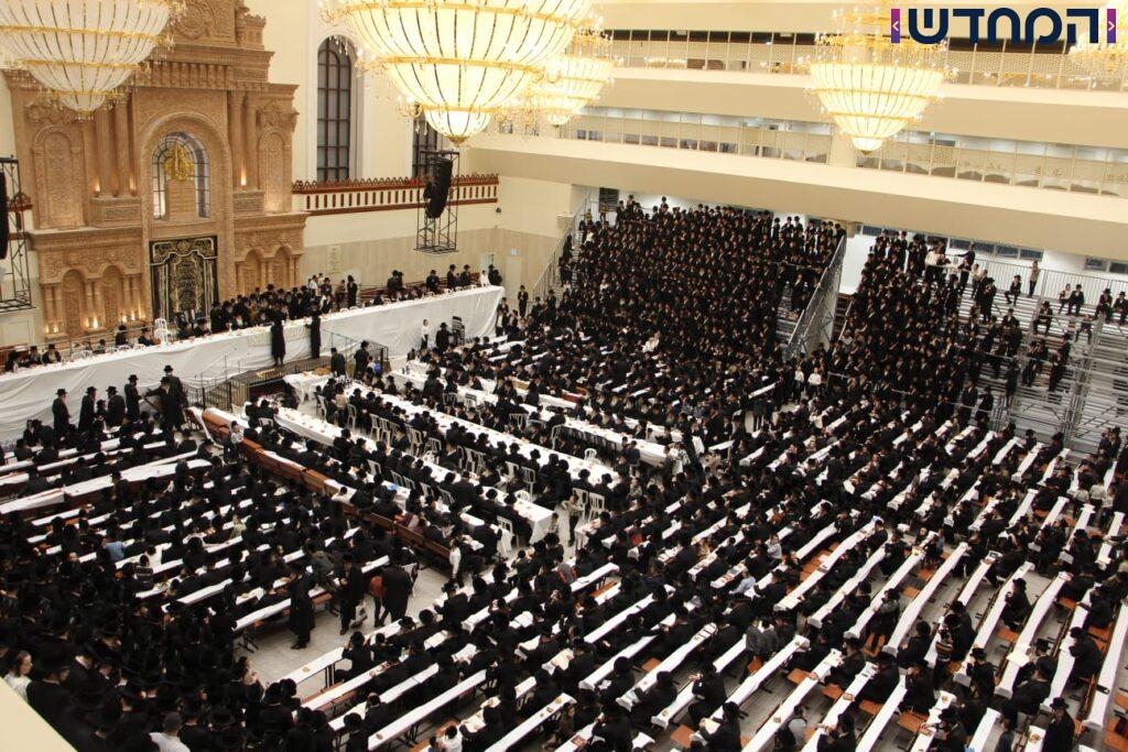 יארצייט בויז'ניץ: הרבי יצא עם החסידים