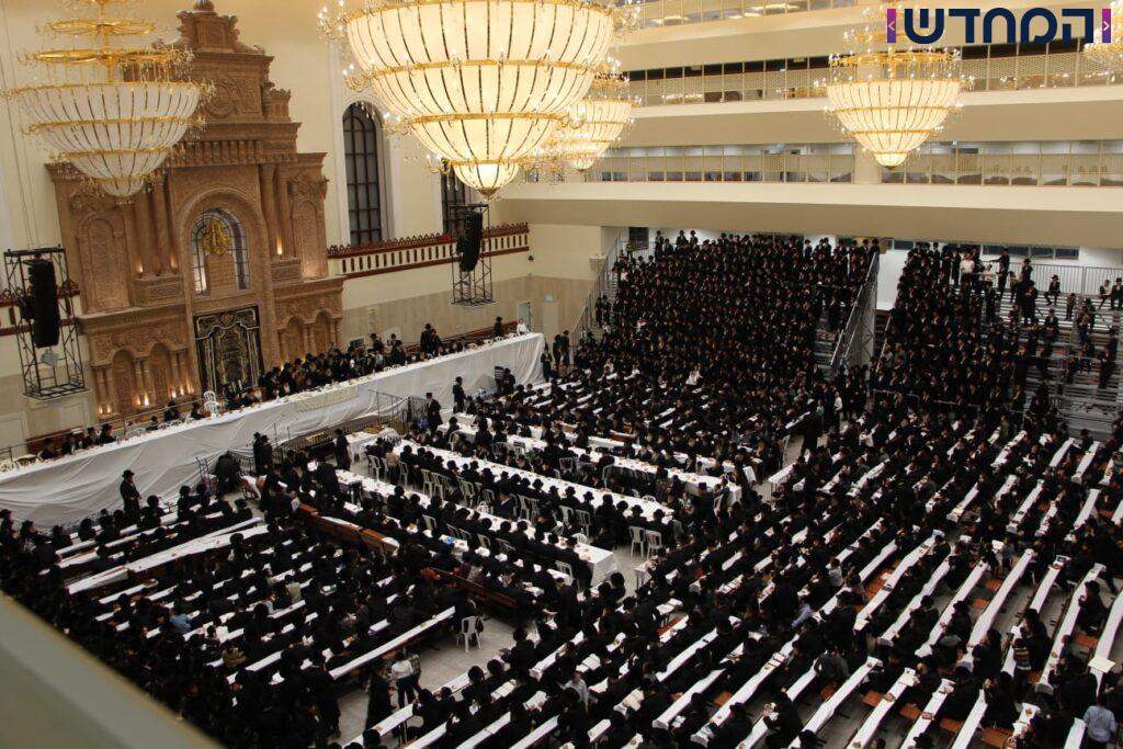 יארצייט בויז'ניץ: הרבי יצא עם החסידים