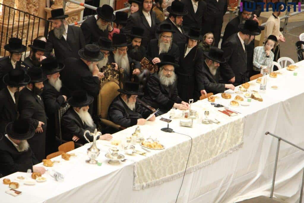 יארצייט בויז'ניץ: הרבי יצא עם החסידים