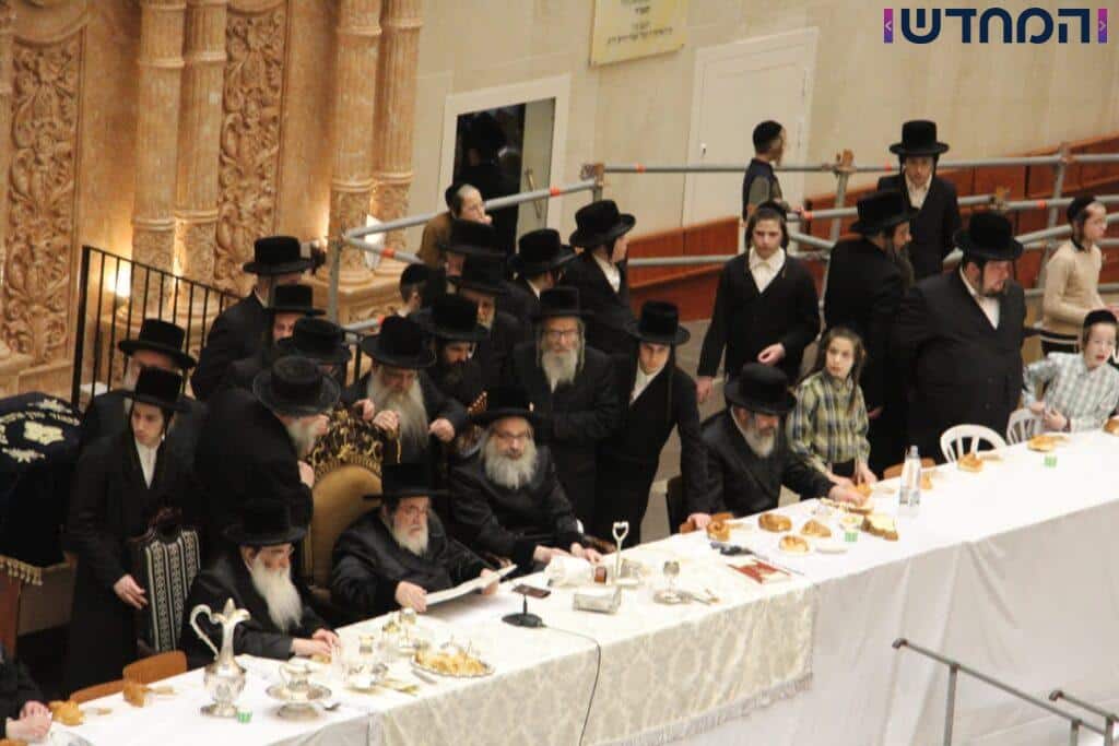 יארצייט בויז'ניץ: הרבי יצא עם החסידים