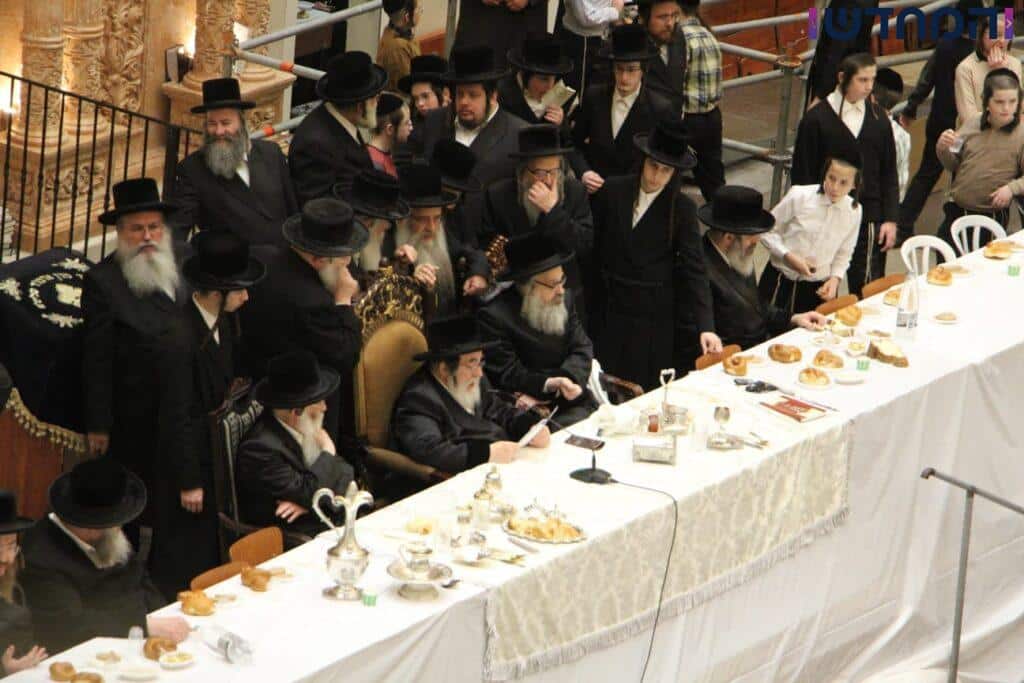 יארצייט בויז'ניץ: הרבי יצא עם החסידים