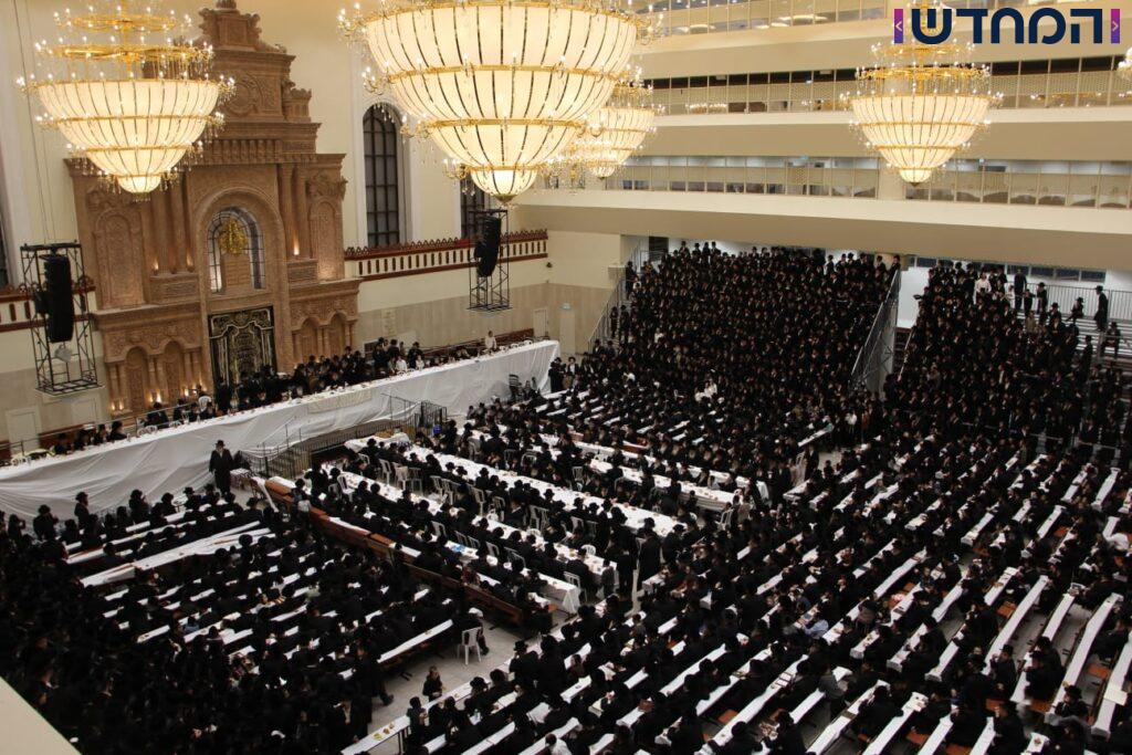 יארצייט בויז'ניץ: הרבי יצא עם החסידים