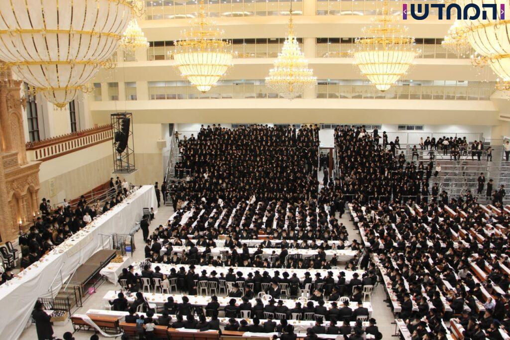 יארצייט בויז'ניץ: הרבי יצא עם החסידים