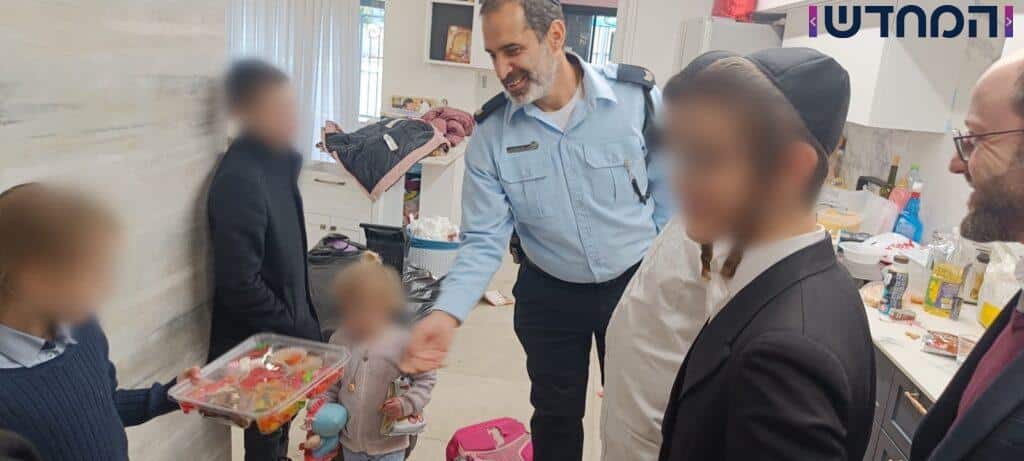 השוטרים חילקו צעצועים, בגדים, וממתקים למשפחה החרדית