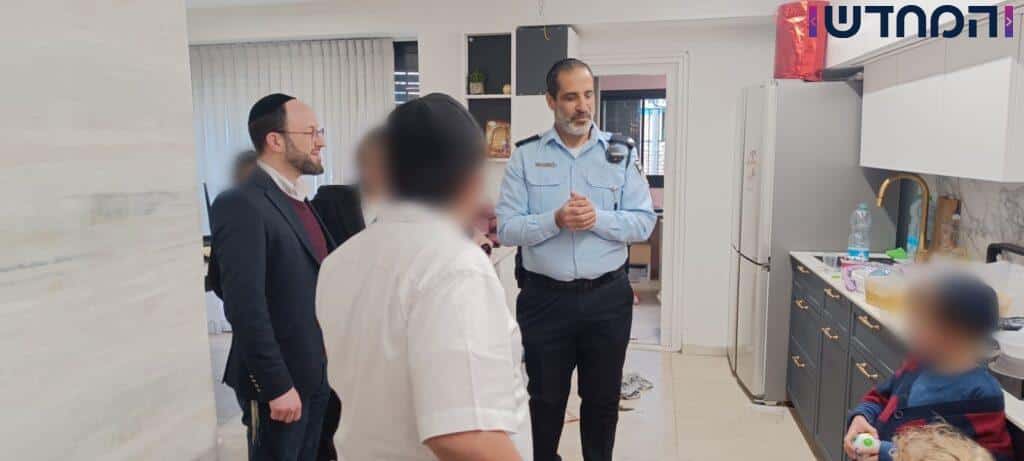 השוטרים חילקו צעצועים, בגדים, וממתקים למשפחה החרדית