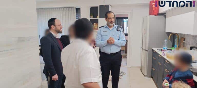 השוטרים חילקו צעצועים, בגדים, וממתקים למשפחה החרדית