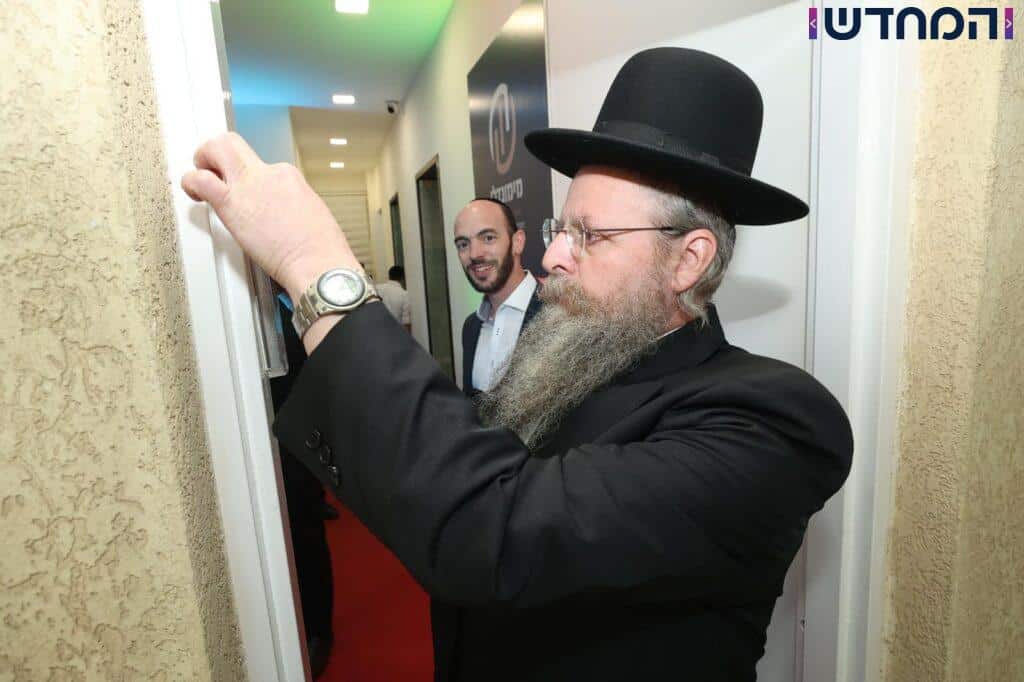 לשם מצות: האדמו"ר ממעז'בוז' באפיית מצות