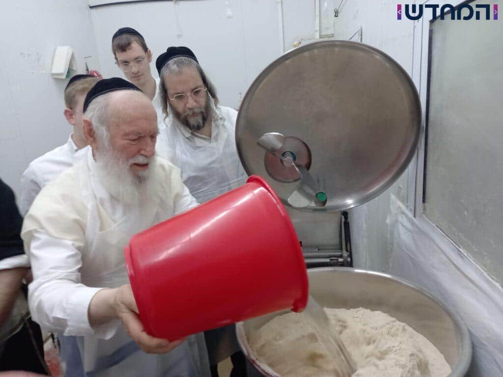 לשם מצות: מה אמר הגר"י זילברשטיין במאפיית המצות?