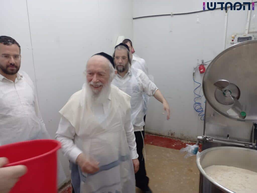 לשם מצות: מה אמר הגר"י זילברשטיין במאפיית המצות?