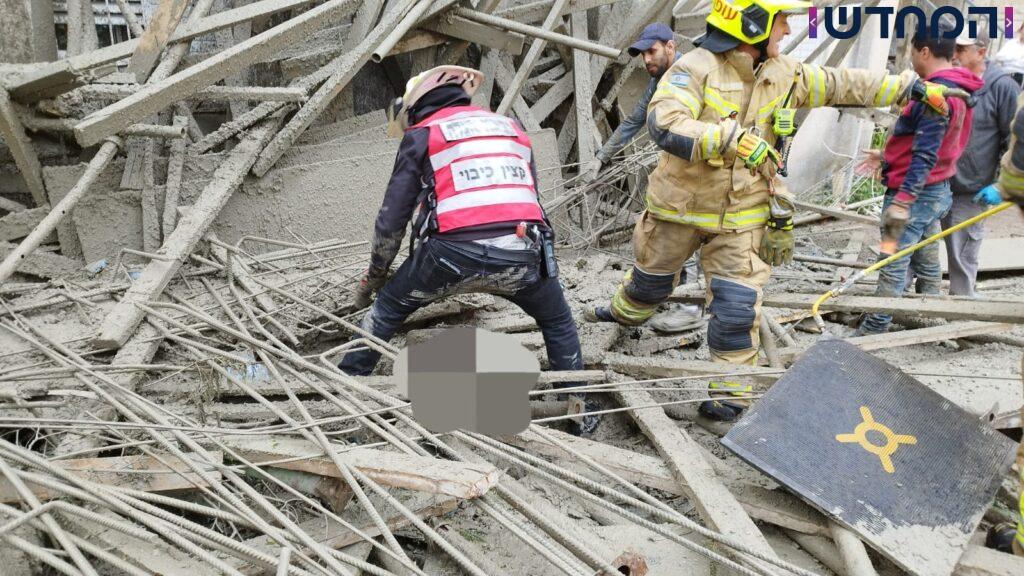 פיגומים קרסו במודיעין עלית, לכוד במקום