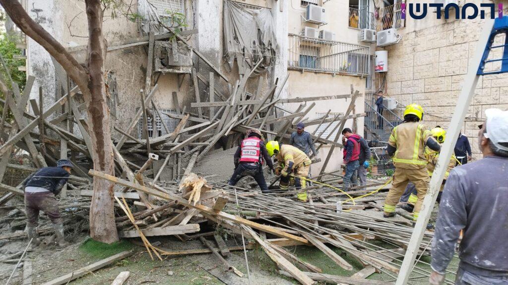 פיגומים קרסו במודיעין עלית, לכוד במקום