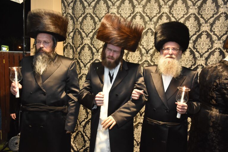 גלריה: שמחת החתונה בחצר הקודש אשלג