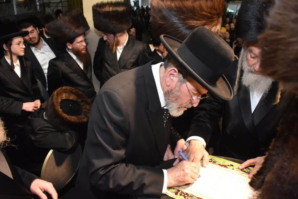 גלריה: שמחת החתונה בחצר הקודש אשלג