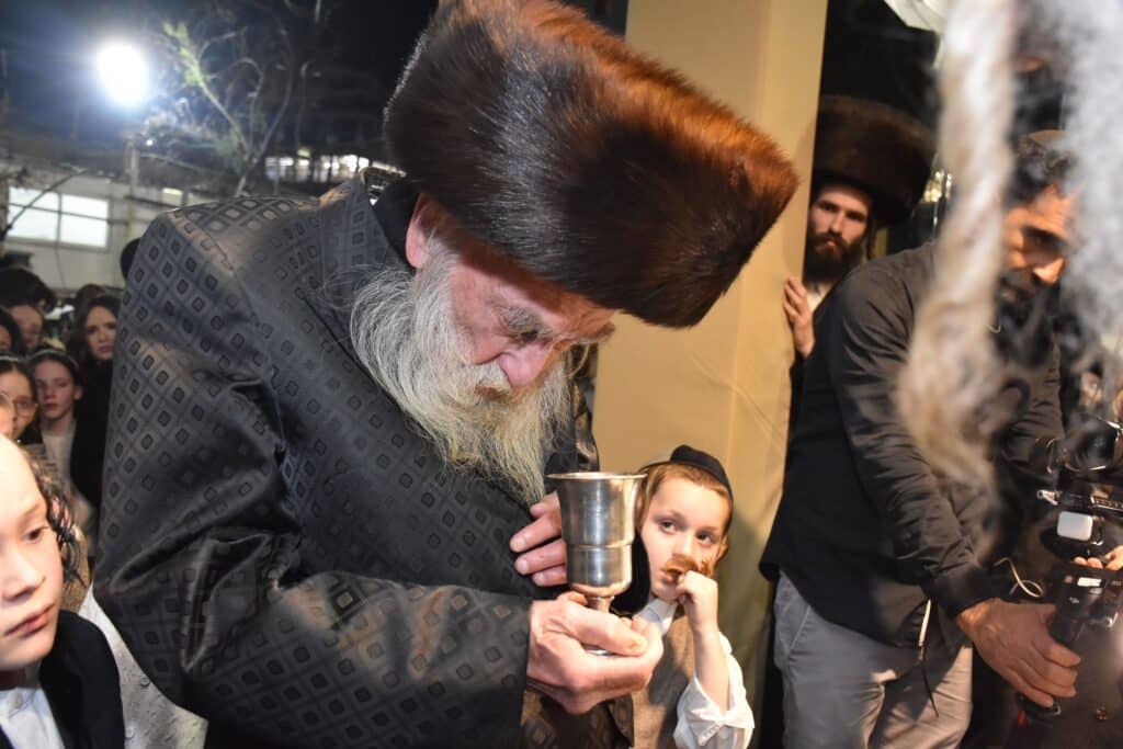 גלריה: שמחת החתונה בחצר הקודש אשלג