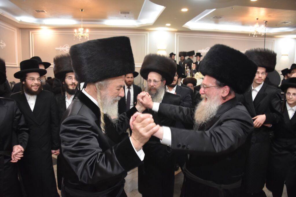 גלריה: שמחת החתונה בחצר הקודש אשלג