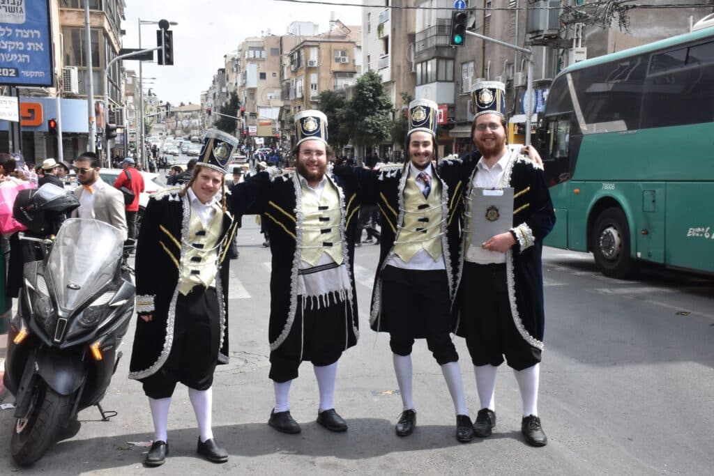 פורים בבני ברק: כך חגגו בחורי הישיבות
