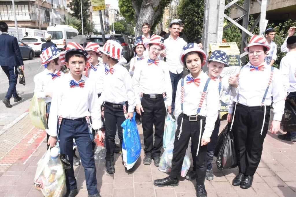 פורים בבני ברק: כך חגגו בחורי הישיבות