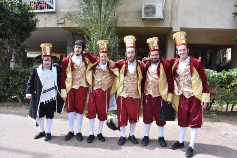 פורים בבני ברק: כך חגגו בחורי הישיבות