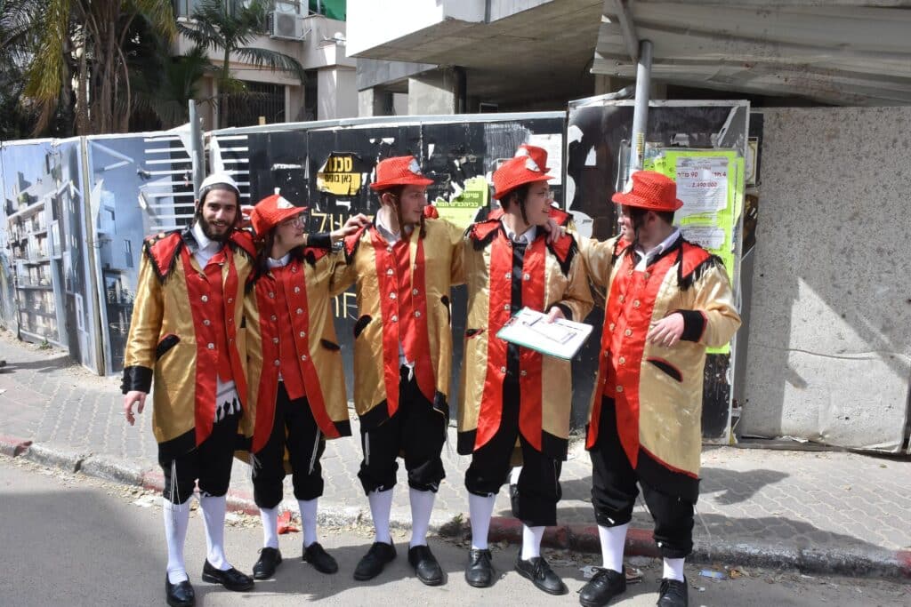 פורים בבני ברק: כך חגגו בחורי הישיבות