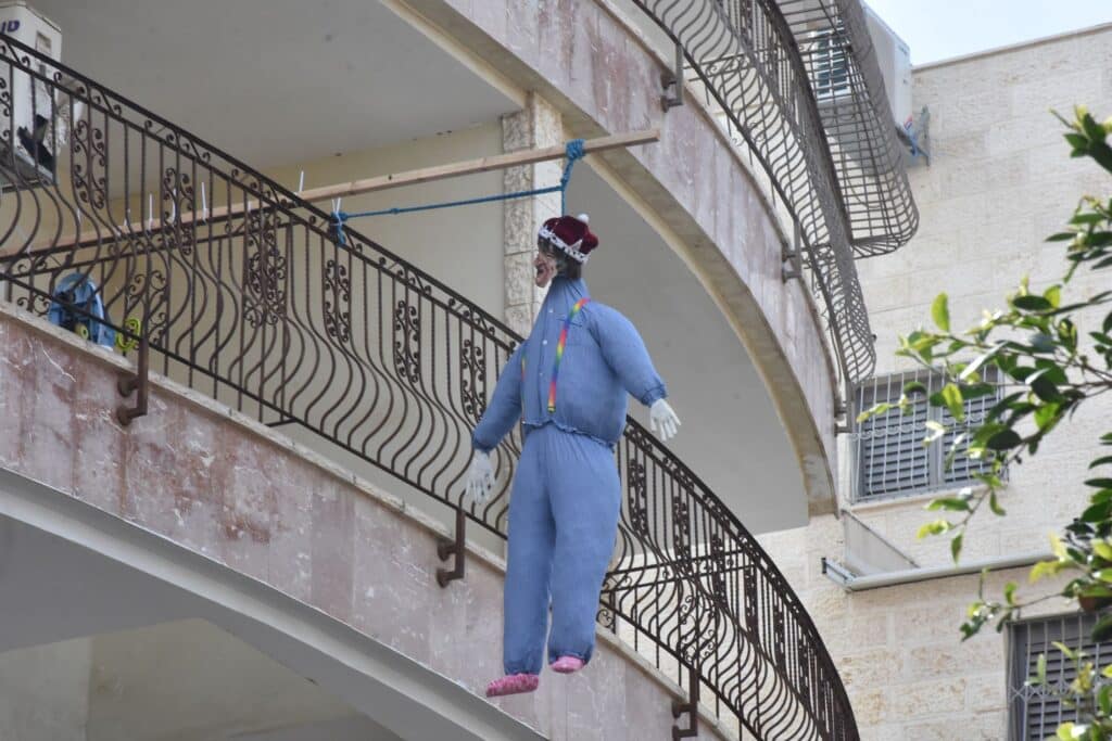 פורים בבני ברק: כך חגגו בחורי הישיבות