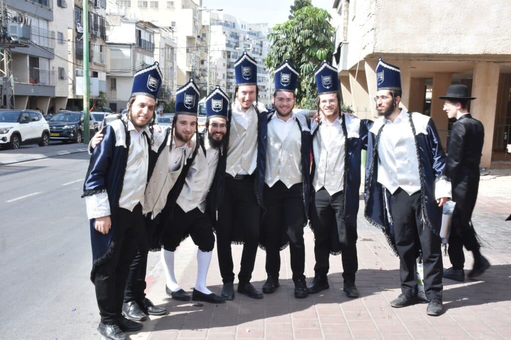 פורים בבני ברק: כך חגגו בחורי הישיבות