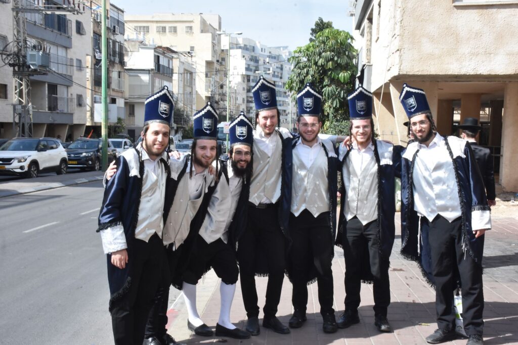 פורים בבני ברק: כך חגגו בחורי הישיבות