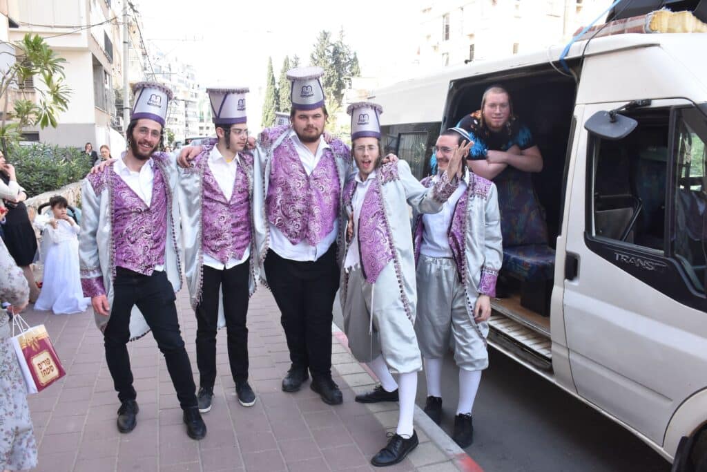 פורים בבני ברק: כך חגגו בחורי הישיבות