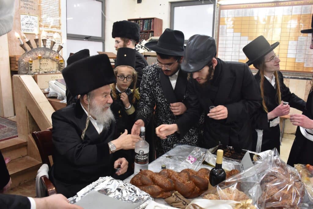 הרבי בירך את הילדים: פורים בחצר הקדש אשלג