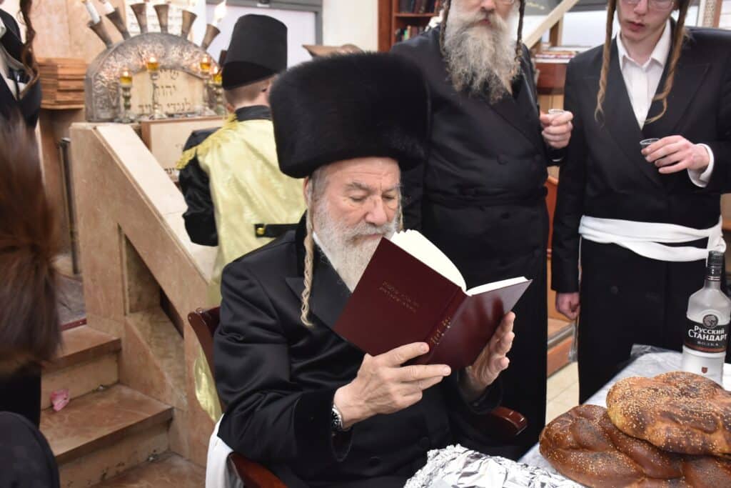 הרבי בירך את הילדים: פורים בחצר הקדש אשלג