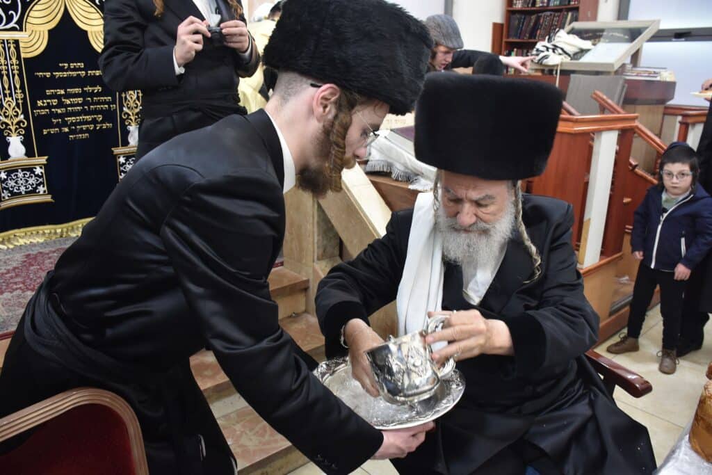 הרבי בירך את הילדים: פורים בחצר הקדש אשלג