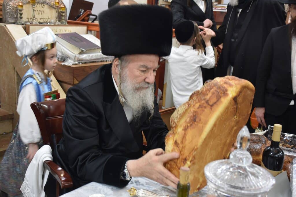 הרבי בירך את הילדים: פורים בחצר הקדש אשלג