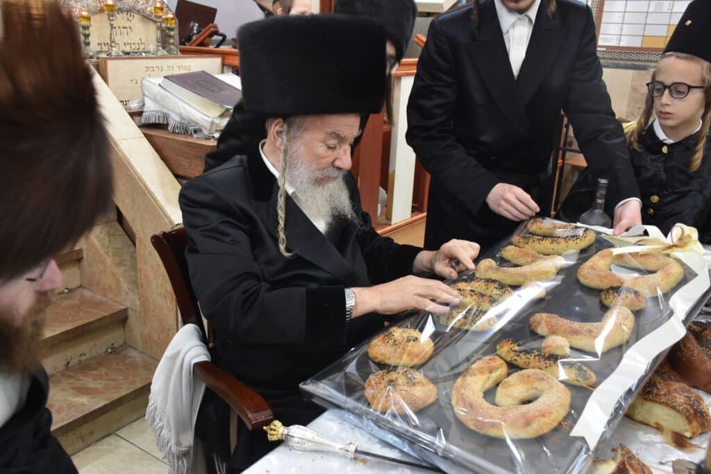 הרבי בירך את הילדים: פורים בחצר הקדש אשלג