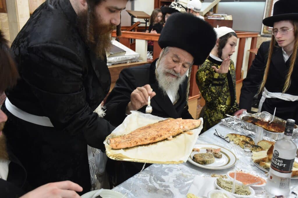 הרבי בירך את הילדים: פורים בחצר הקדש אשלג