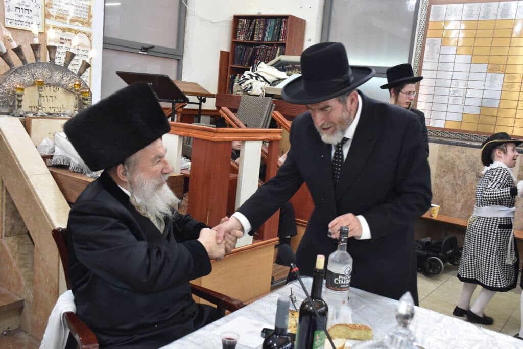 הרבי בירך את הילדים: פורים בחצר הקדש אשלג