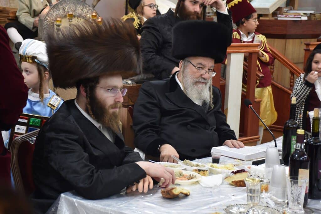 הרבי בירך את הילדים: פורים בחצר הקדש אשלג