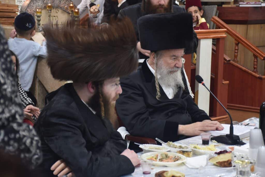 הרבי בירך את הילדים: פורים בחצר הקדש אשלג