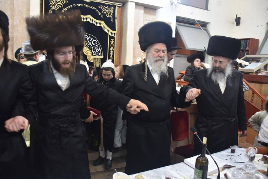 הרבי בירך את הילדים: פורים בחצר הקדש אשלג