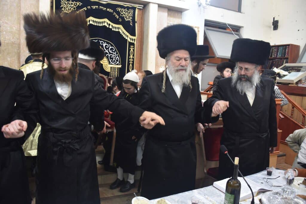 הרבי בירך את הילדים: פורים בחצר הקדש אשלג