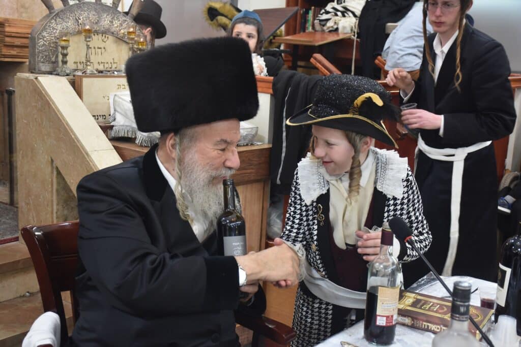 הרבי בירך את הילדים: פורים בחצר הקדש אשלג
