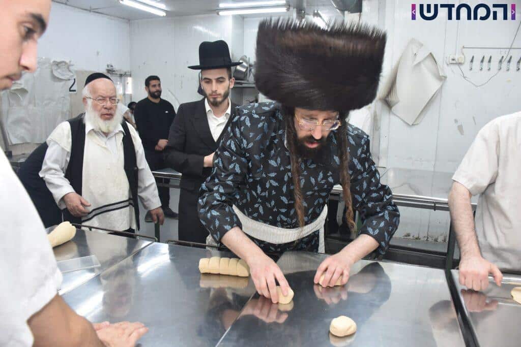 לשם מצות: האדמו"ר ממעז'בוז' באפיית מצות