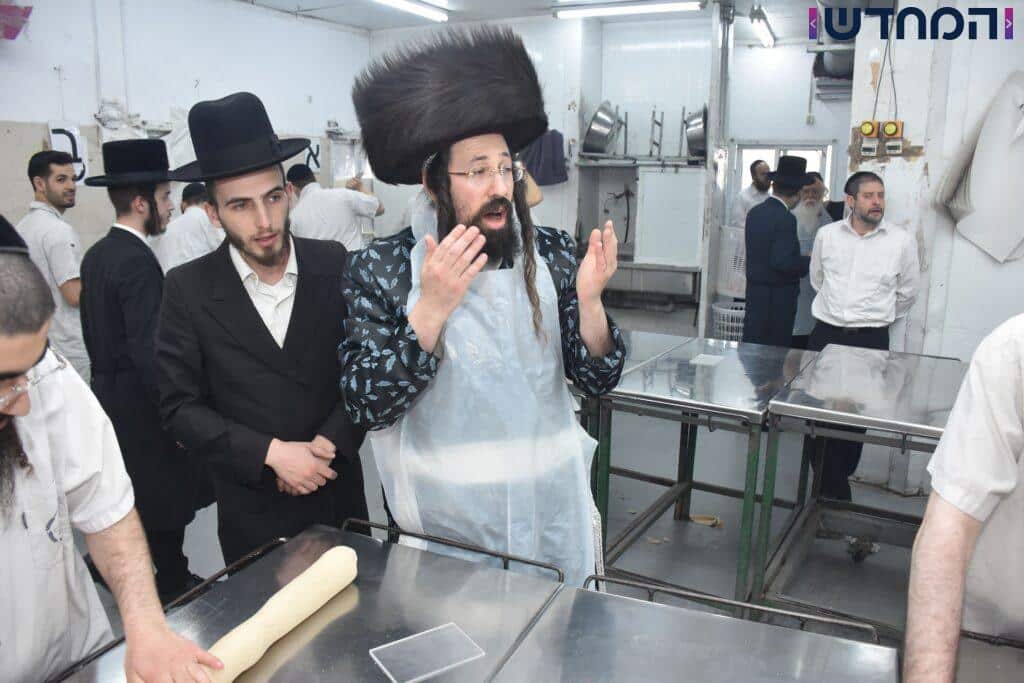 לשם מצות: האדמו"ר ממעז'בוז' באפיית מצות