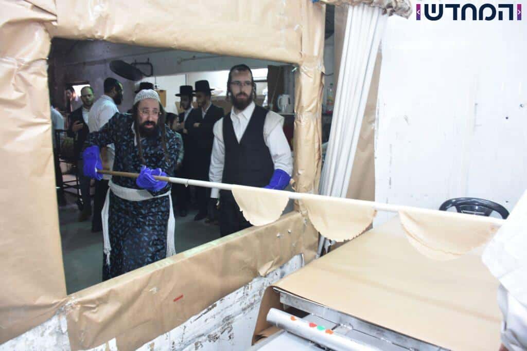 לשם מצות: האדמו"ר ממעז'בוז' באפיית מצות