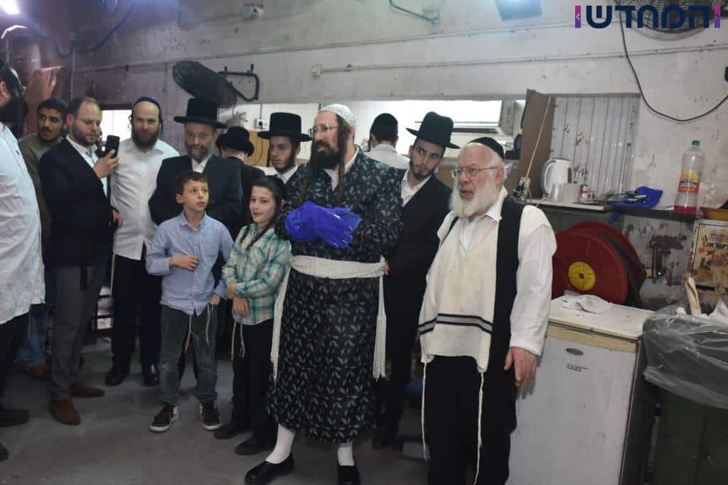 לשם מצות: האדמו"ר ממעז'בוז' באפיית מצות